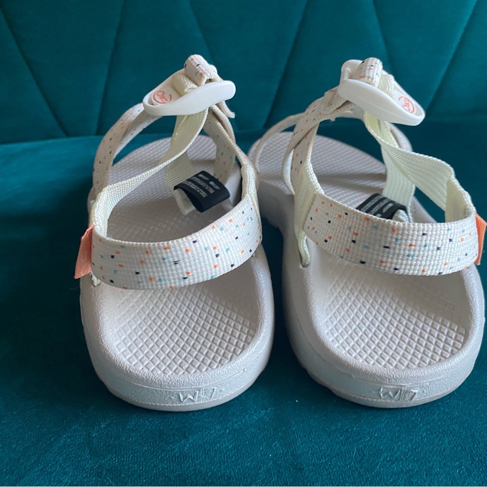 Chaco - Women’s W7 (fits 8 1/2) Cream Strappy Sandals with Multicolor Pattern - Picture 3 of 5
